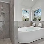 6 Bedroom In