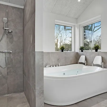 5 Bedroom Lovely Home In Glesborg